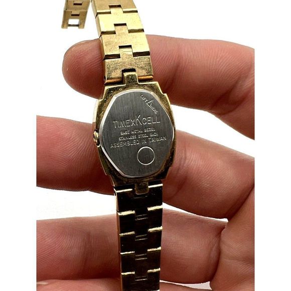 Timex Q Quartz K Cell Push Button Crown Vintage Ladies Gold Tone Watch - Picture 3 of 6